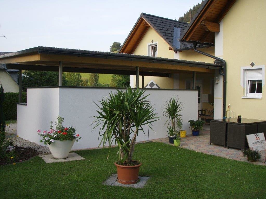 Carport mit weißer Mauer