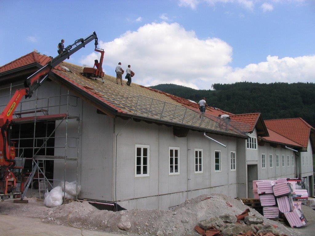 Laufende Arbeiten auf dem Dach mit Hebekran