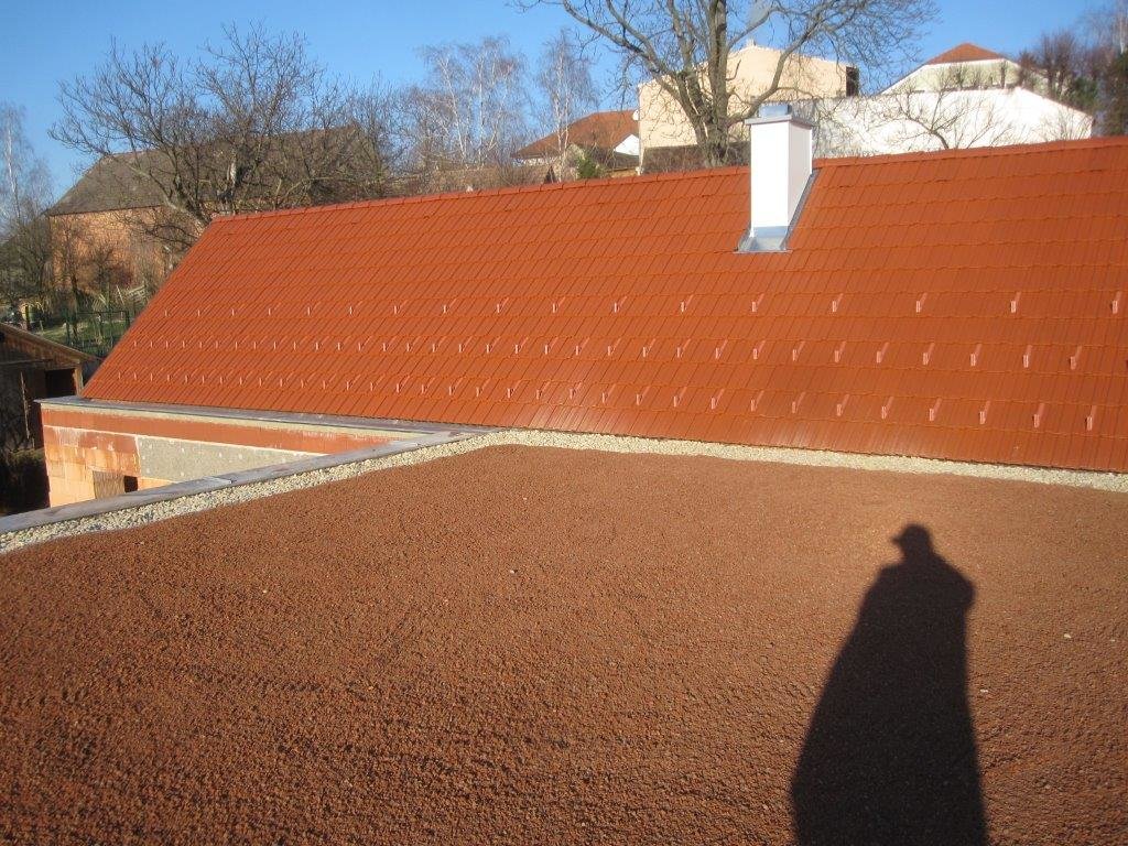 Fertiggestelltes Dach aus roten Ziegeln