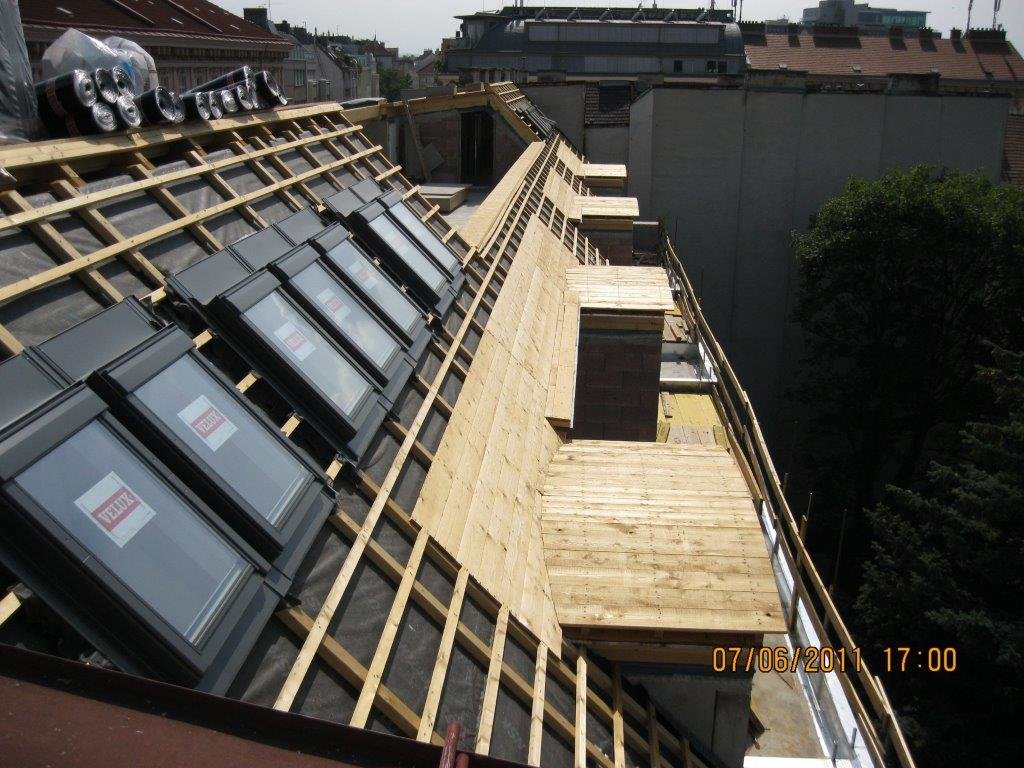 Arbeiten am Dachstuhl mit Dachfenster