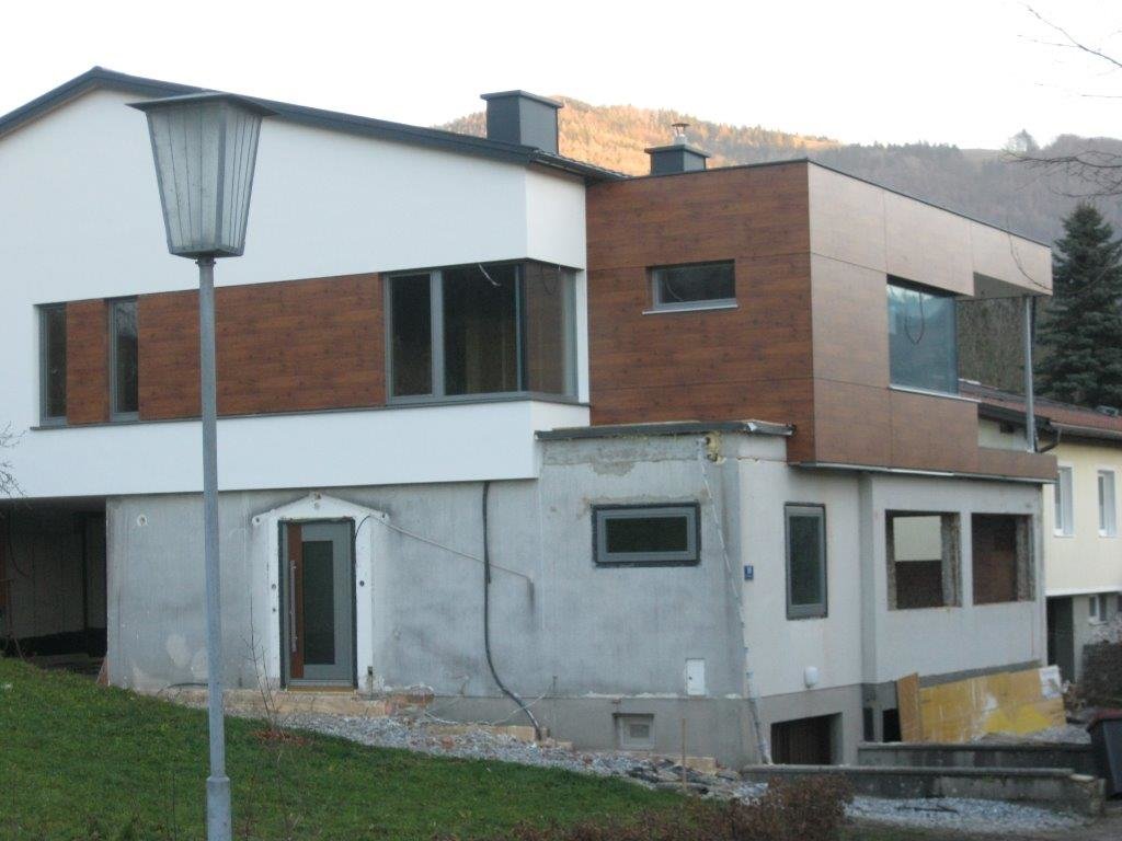 Vorsprung aus Holz sowie Holzelemente zwischen zwei Fenster