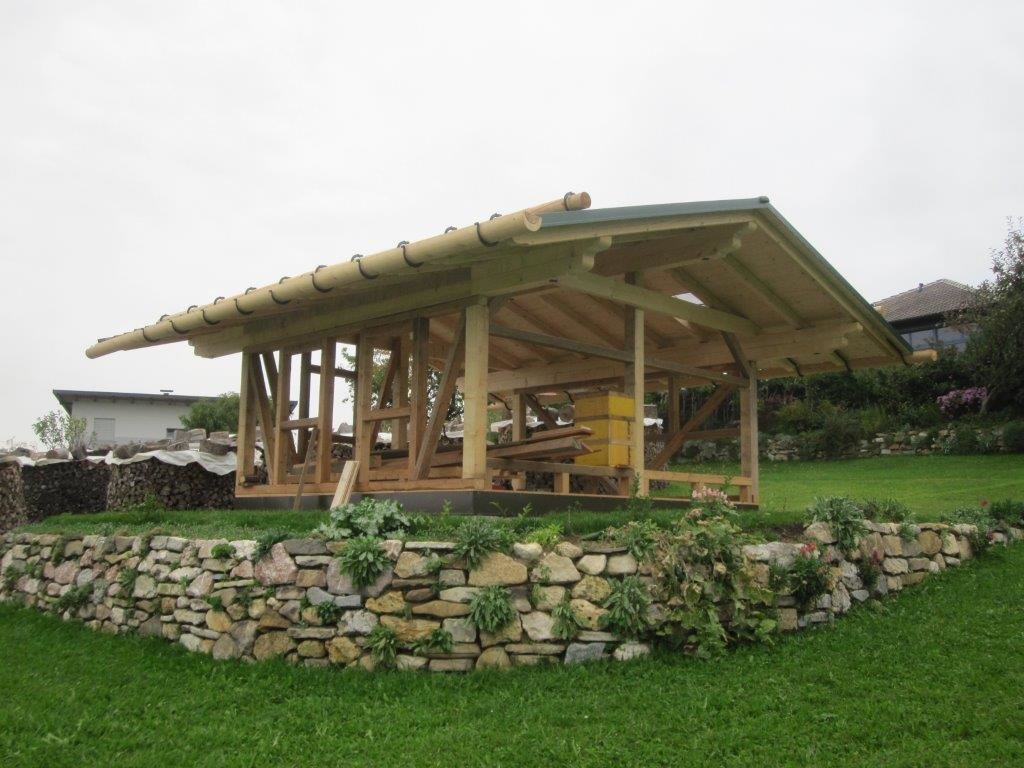Rustikales Gartenhaus mit Dachrinnen aus Holz