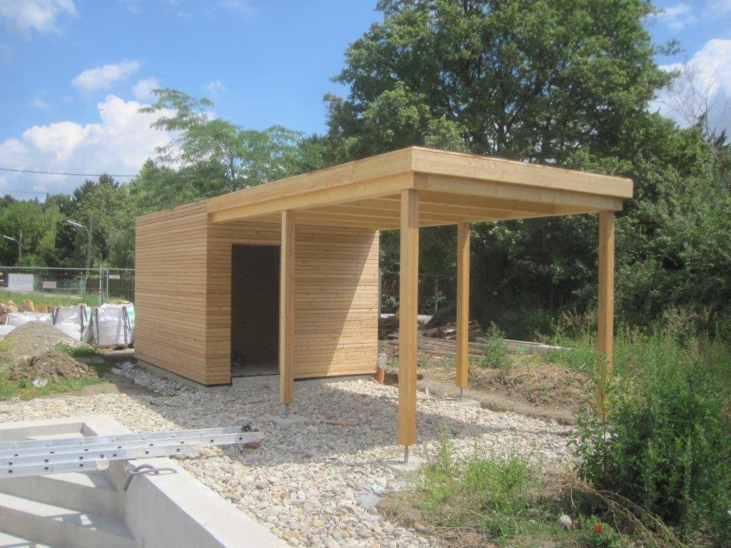 Moderne Gartenhütte aus Holz mit Vordach
