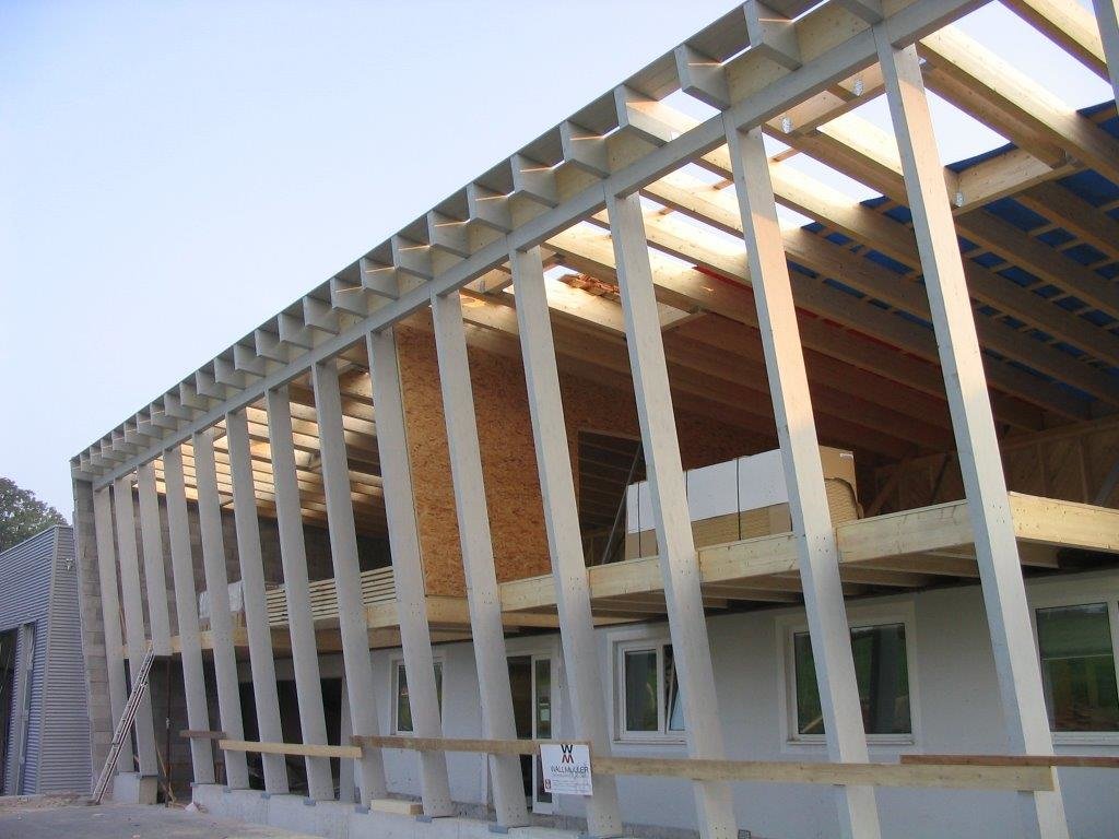 Moderner Bau mit schräger Fassade