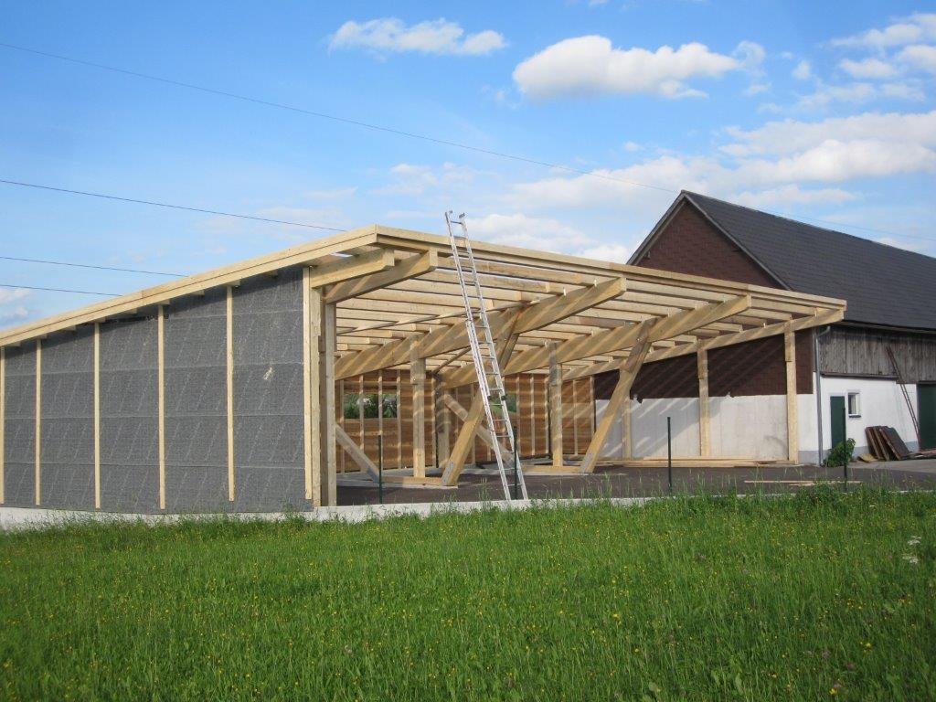 Anbau mit Flachdach an ein Bauernhaus