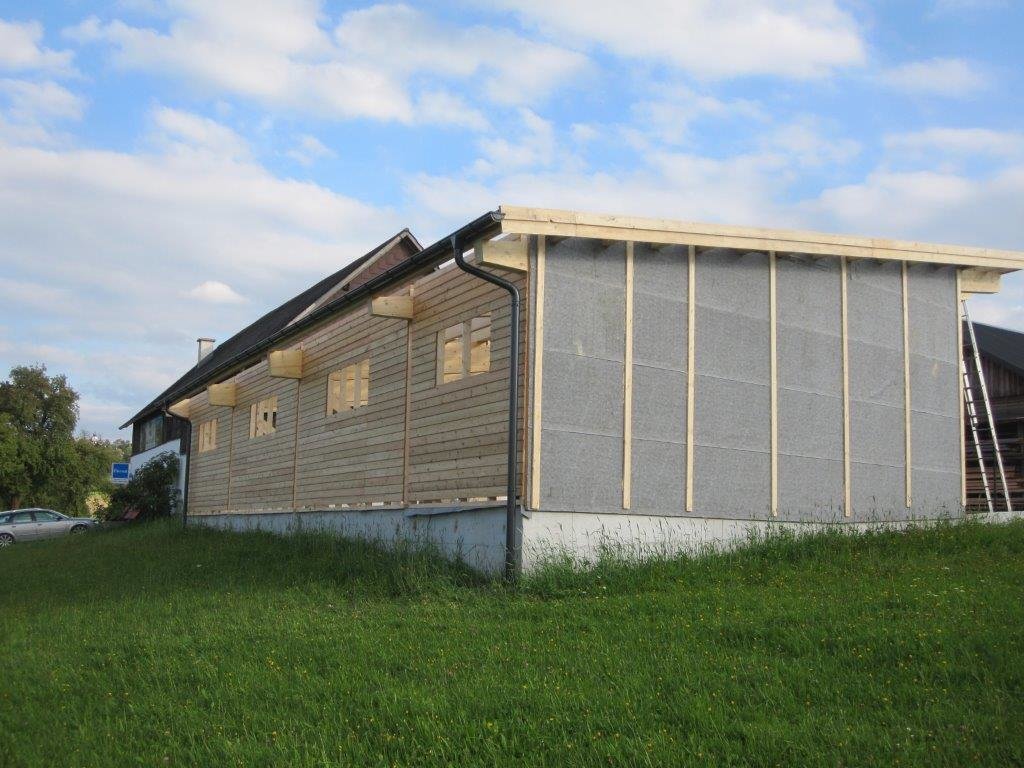 Anbau mit Flachdach an ein Bauernhaus