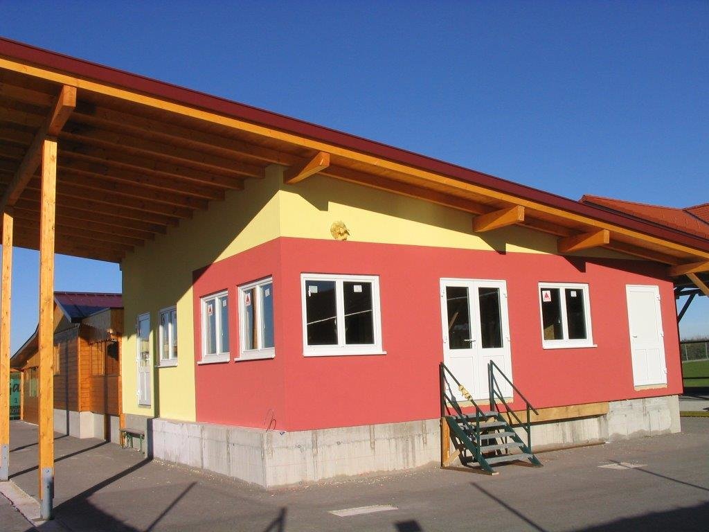 Rot-gelbes Wirtschaftshaus mit schrägem Dach