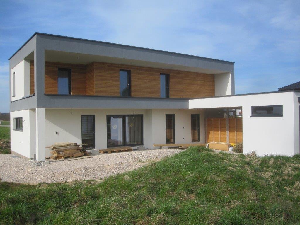 Kubistisches Haus mit Fassade aus Holz im ersten Stock