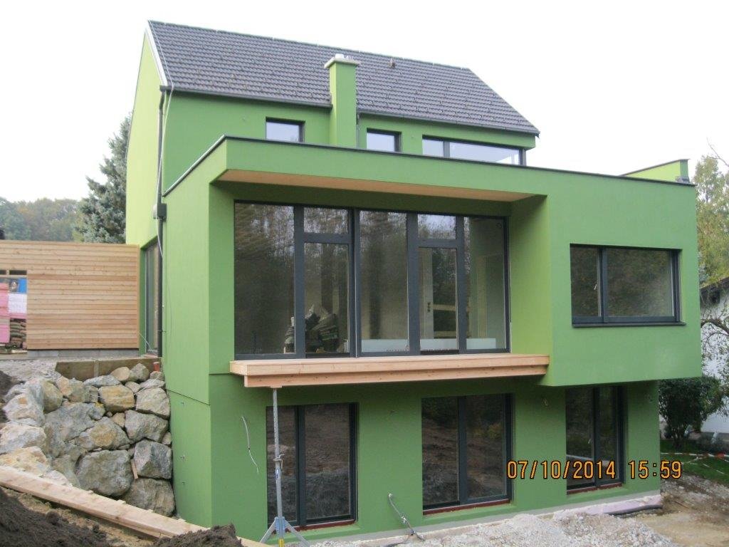 Mehrstöckiges grünes Haus am Hang