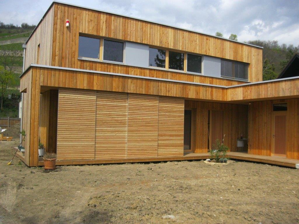 Holzhaus mit verschiebbaren Elementen