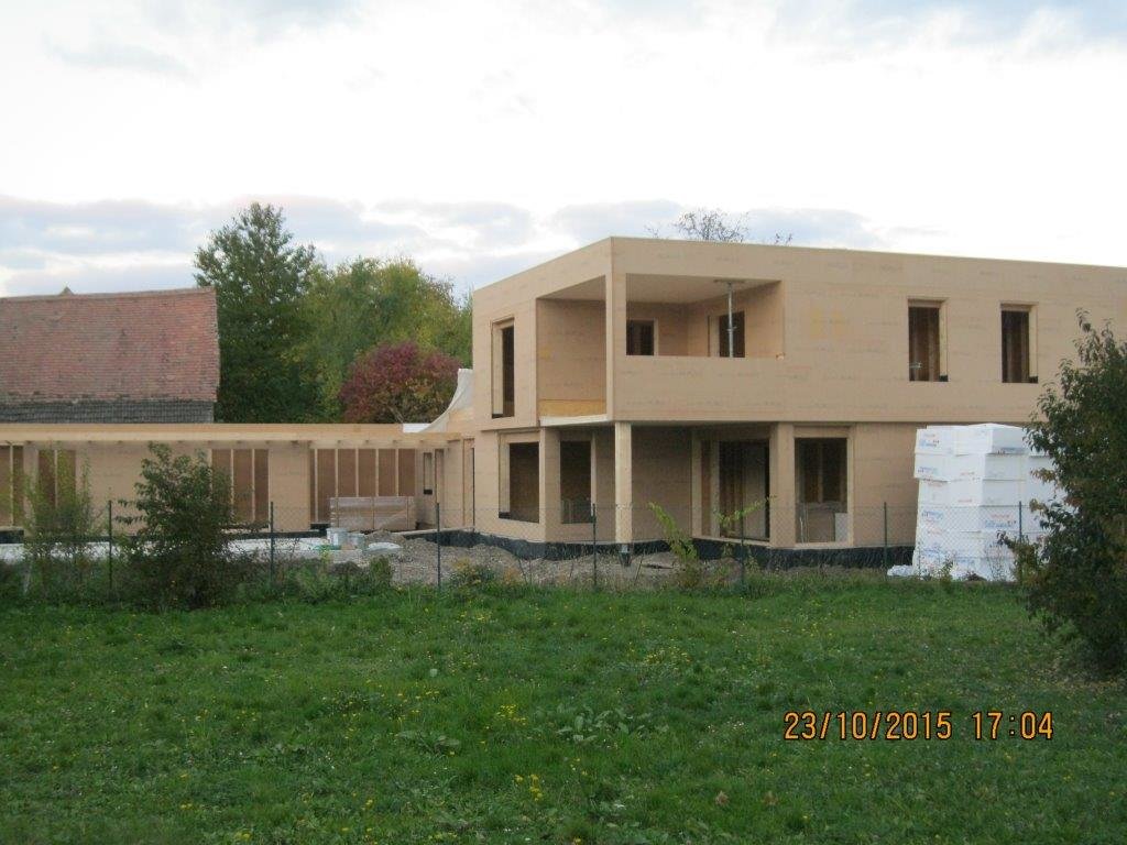 Haus mit heller Holzfassade und Flachdach