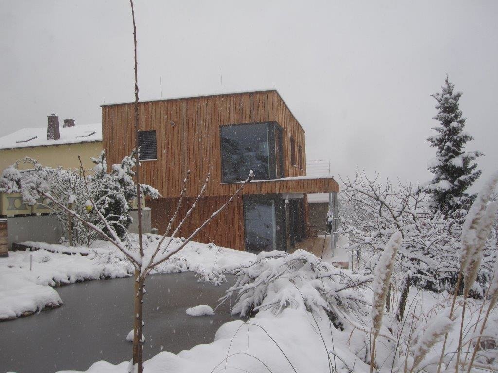 Holzhaus in Winterlandschaft
