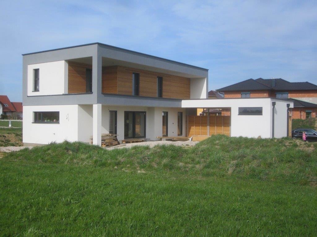 Kubistisches Haus mit Fassade aus Holz im ersten Stock