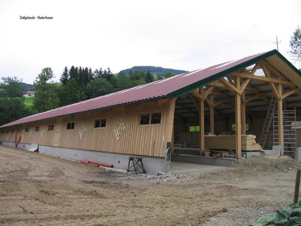 Langes Wirtschaftsgebäude mit Verzierungen aus Holz