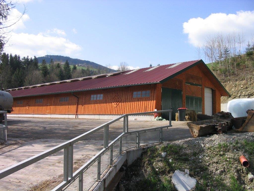 Langes Wirtschaftsgebäude mit Verzierungen aus Holz