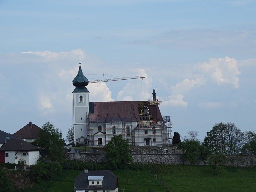 Kirche während der Arbeiten aus der Ferne