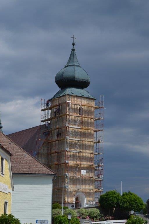 Mehrstöckige Gerüste am Kirchturm