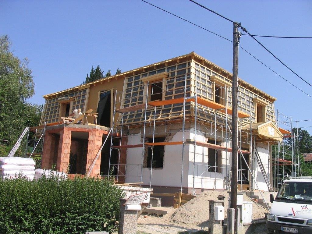 Arbeiten an einem Haus mit neuer Fassade und Dachstuhl